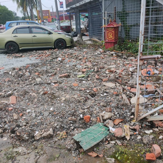 班达马兰万津路积水现路坑 原来是地下爆水管