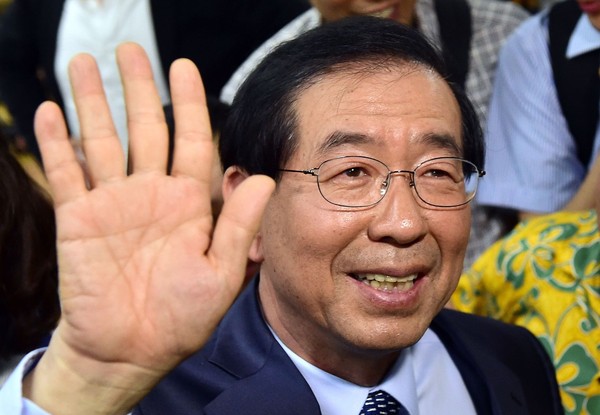 生前变态性骚女秘书!前首尔市长“迁葬民主圣地”:精神像耶稣