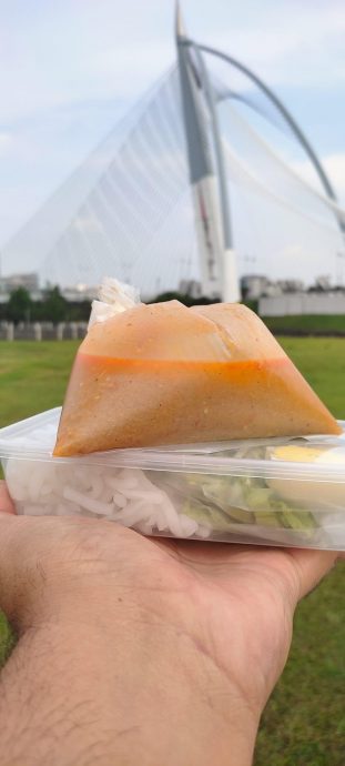 男子卖叻沙让妻儿好开斋  “每天卖50包就有RM50收入”