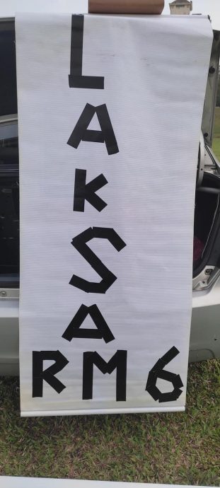 男子卖叻沙让妻儿好开斋  “每天卖50包就有RM50收入”