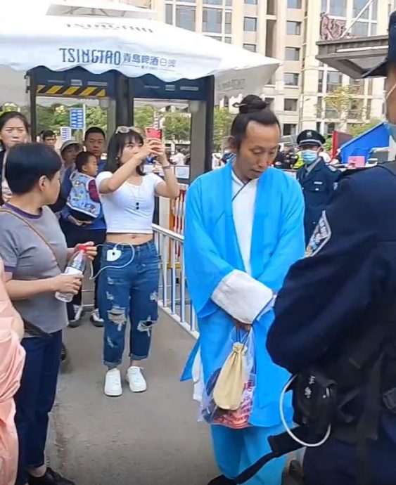 男子穿道士服遭公安阻挠 街坊看不过眼:他5岁就开始穿了