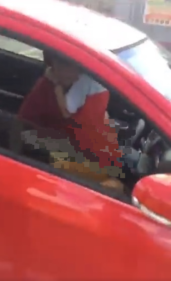 男子车震被拍辩“她生病了”