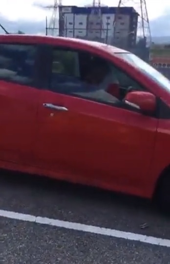 男子车震被拍辩“她生病了”