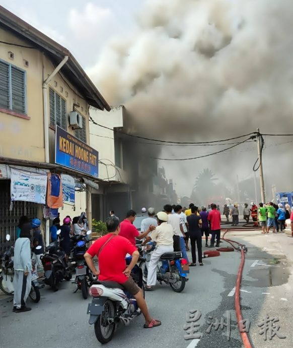 疑有人纵火 冷甲市手机店烧毁