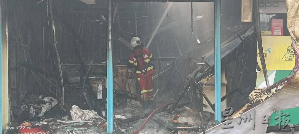 疑有人纵火 冷甲市手机店烧毁