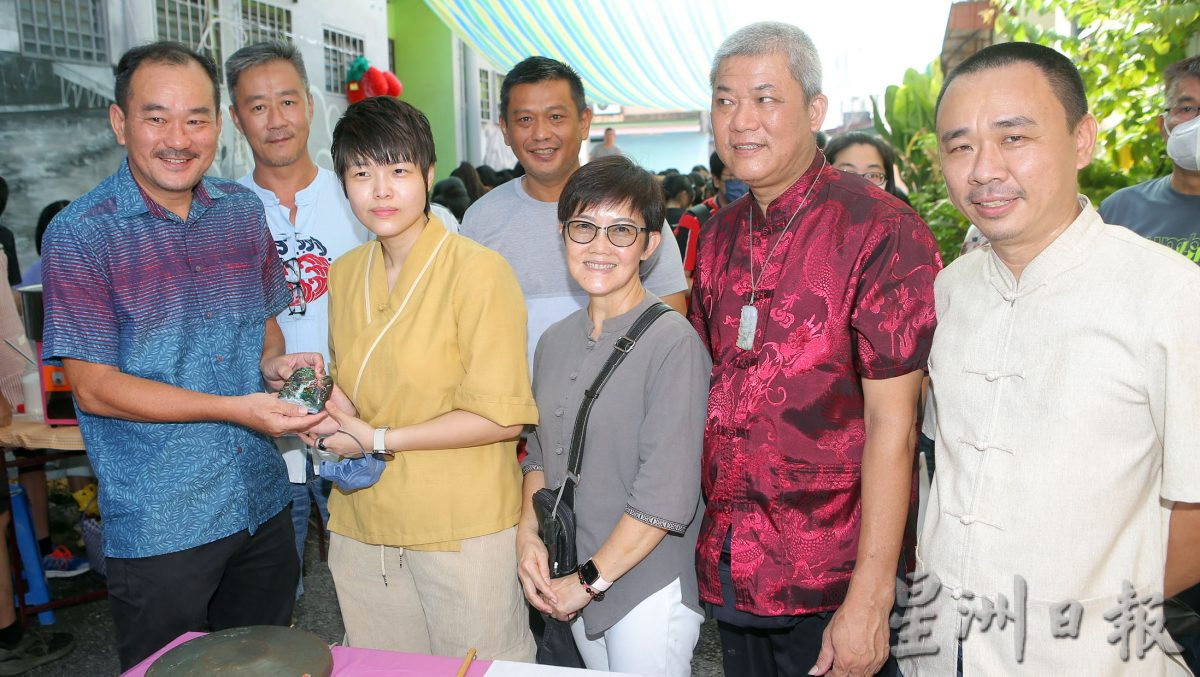 百人挥巷暌违三年复办 百人齐聚挥写堂号