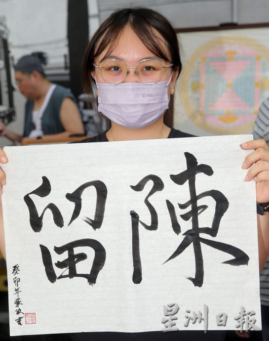 百人挥巷暌违三年复办 百人齐聚挥写堂号