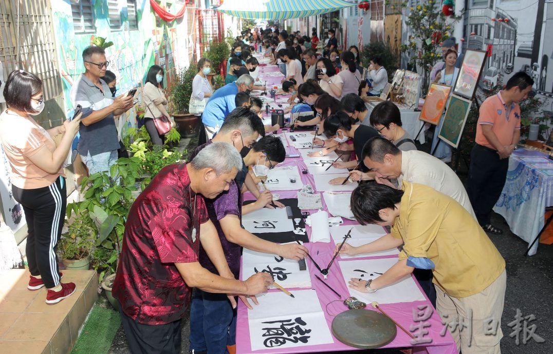 百人挥巷暌违三年复办 百人齐聚挥写堂号