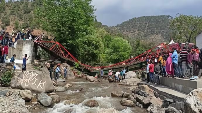 百人疯挤上桥庆节日 桥塌坠河1死64伤