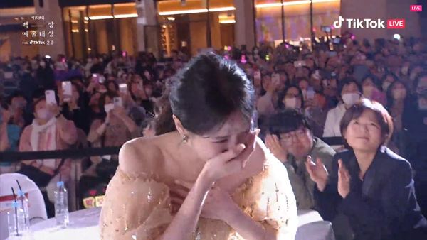 百想艺术大赏|宋慧乔出道27年首夺视后 林智妍夺女配放闪谢李到晛