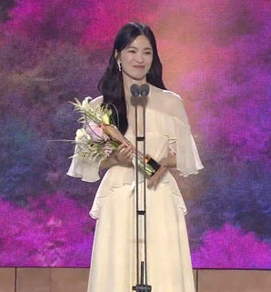 百想艺术大赏|宋慧乔出道27年首夺视后 林智妍夺女配放闪谢李到晛