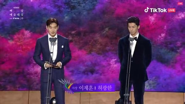 百想艺术大赏｜许光汉秀流利韩语  圆梦同框女神IU