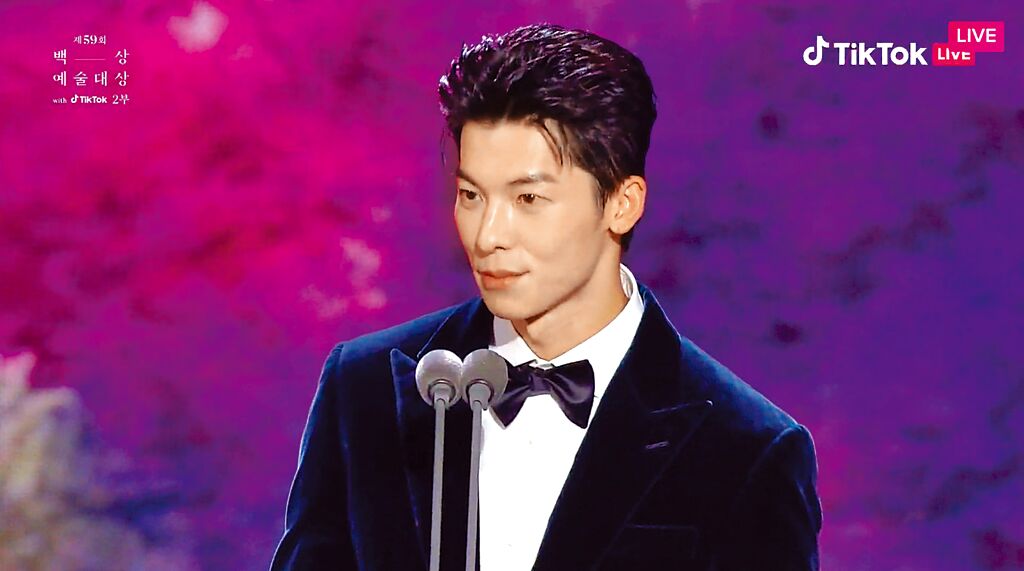 百想艺术大赏｜许光汉秀流利韩语  圆梦同框女神IU