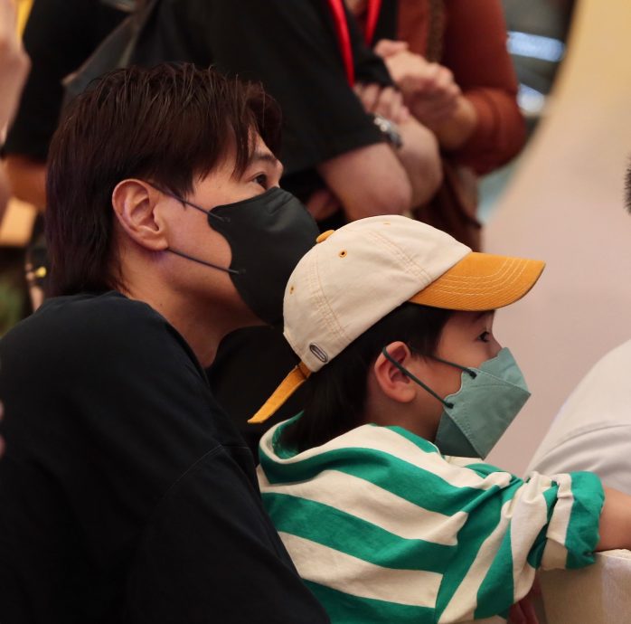 盼劲宝快长大出去闯 Ella呻养小孩很累