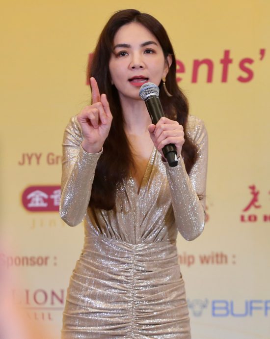 盼劲宝快长大出去闯 Ella呻养小孩很累