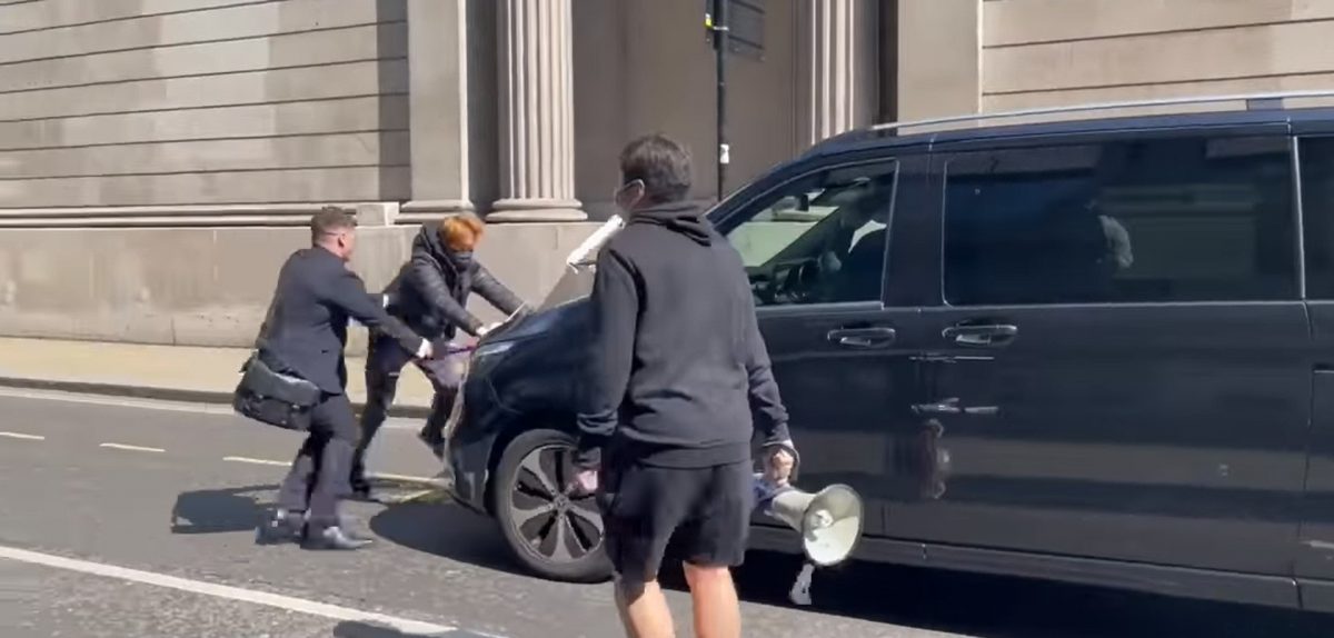 看世界)港官员访英期间 座车遭香港移英示威者拦截