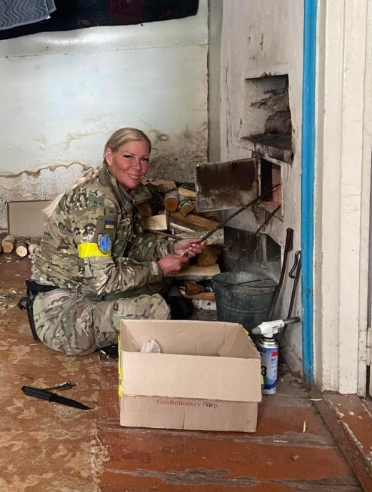 看世界/褪套装著军装 前瑞典女议员入乌军作战