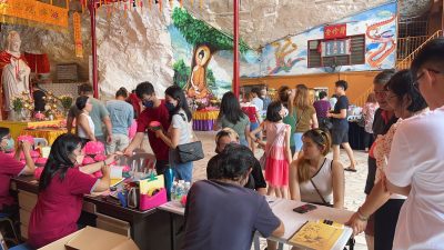 礼佛祈福打卡 霹观音洞连假迎人潮