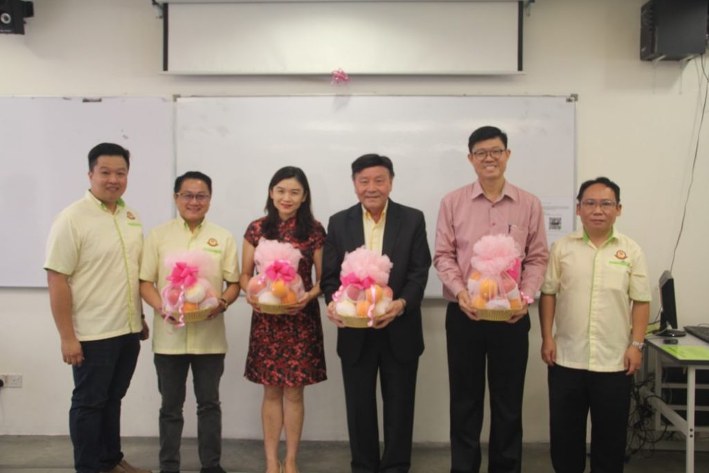 福联青霹第首届中学华语辩论赛  16所学校精英争殊荣