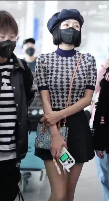 秦岚机场劝架被吼闭嘴 下秒举动网狂赞