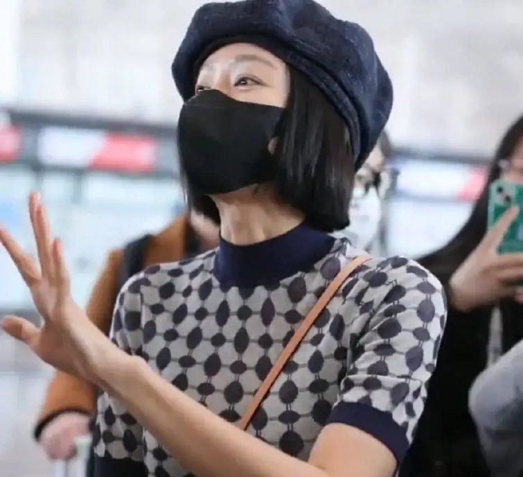 秦岚机场劝架被吼闭嘴 下秒举动网狂赞