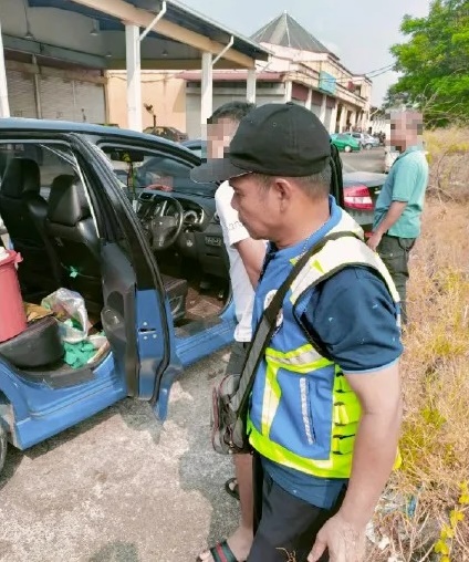 穆斯林母子给不守斋戒者售卖饭食,遭吉兰丹州伊斯兰宗教事务局取缔及逮捕。