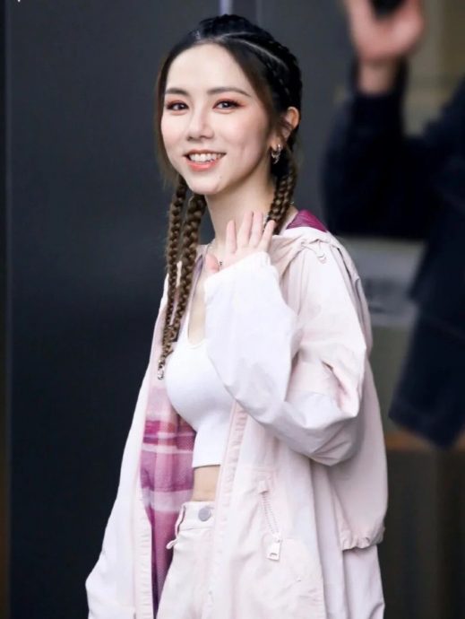 站在邓超身边宛如哈比人 邓紫棋被质疑虚报身高