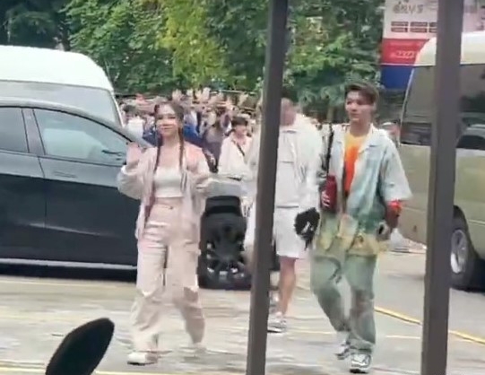 站在邓超身边宛如哈比人 邓紫棋被质疑虚报身高