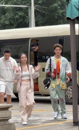 站在邓超身边宛如哈比人 邓紫棋被质疑虚报身高