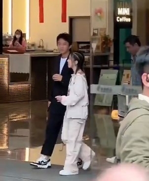 站在邓超身边宛如哈比人 邓紫棋被质疑虚报身高