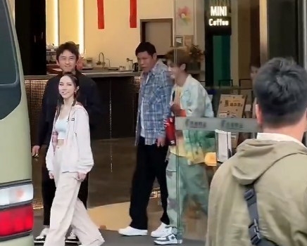 站在邓超身边宛如哈比人 邓紫棋被质疑虚报身高