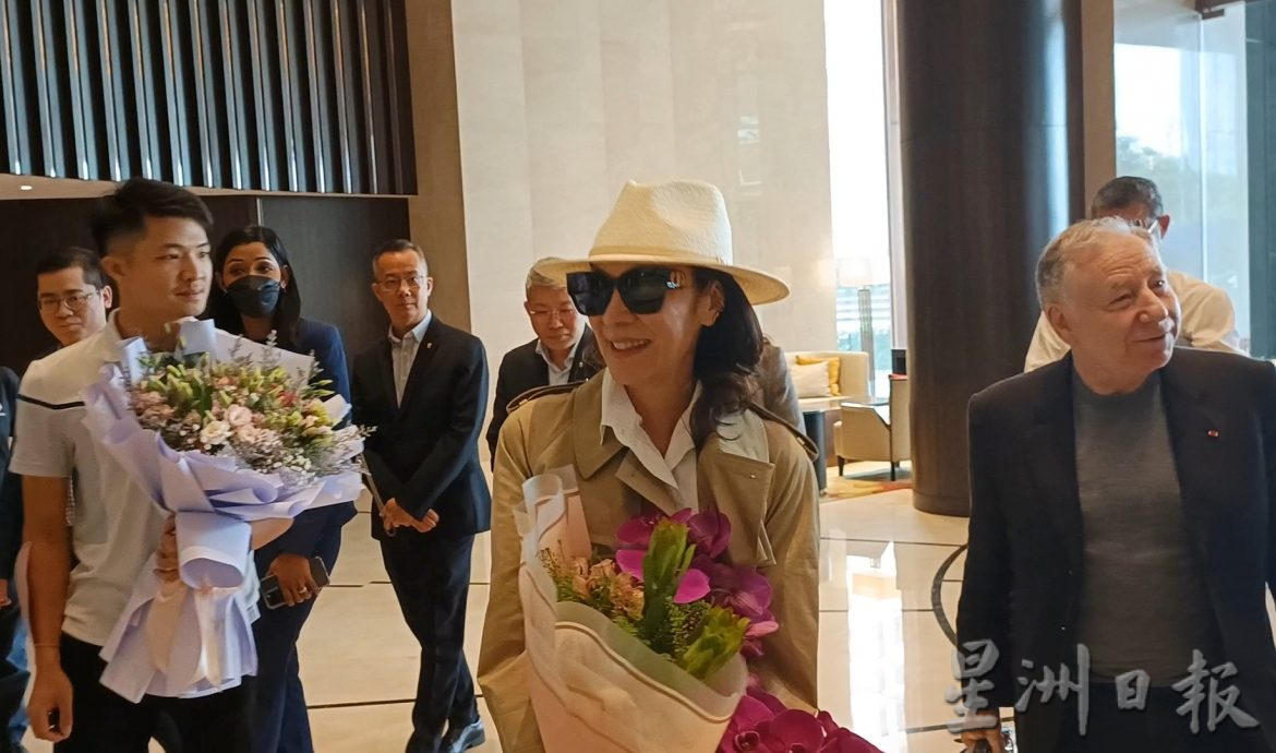 粉丝热情举牌子接机 杨紫琼:很开心回家!