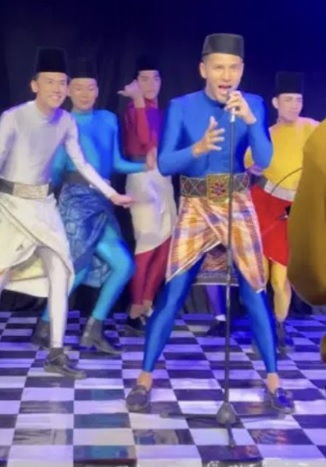 紧身裤演唱被网批“难听” 男星呛:我歌声媲美麦可杰逊