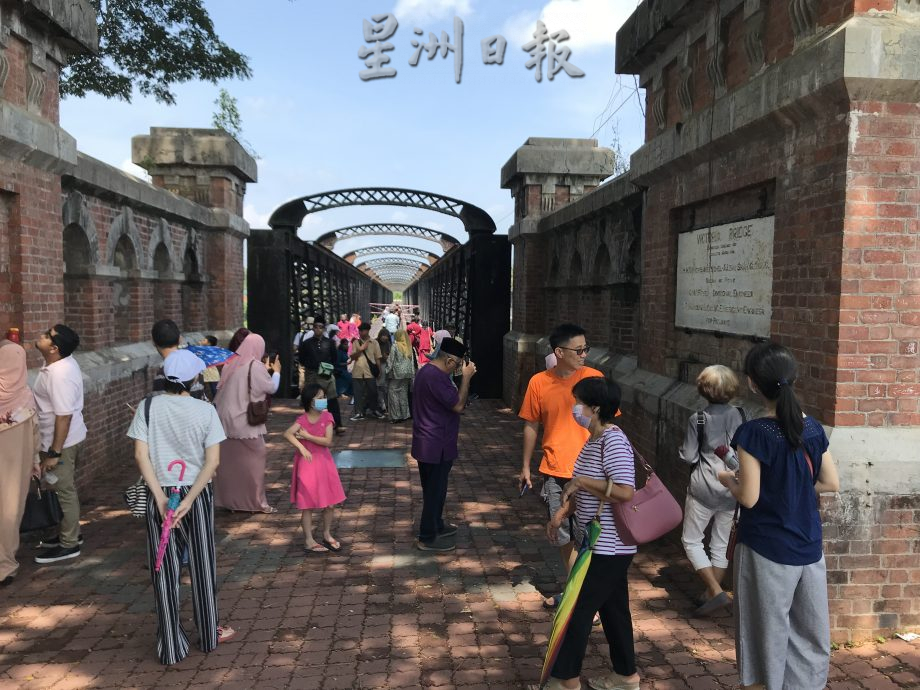 维多利亚铁桥人潮火爆 打卡游客上千人