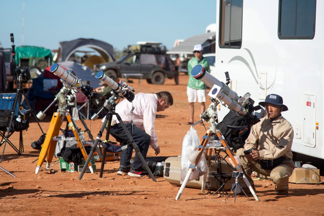 罕见混合日食奇观 澳洲印尼民众大饱眼福