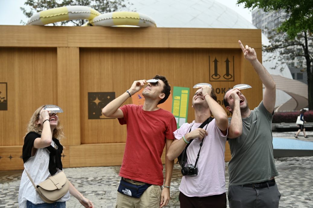 罕见混合日食奇观 澳洲印尼民众大饱眼福