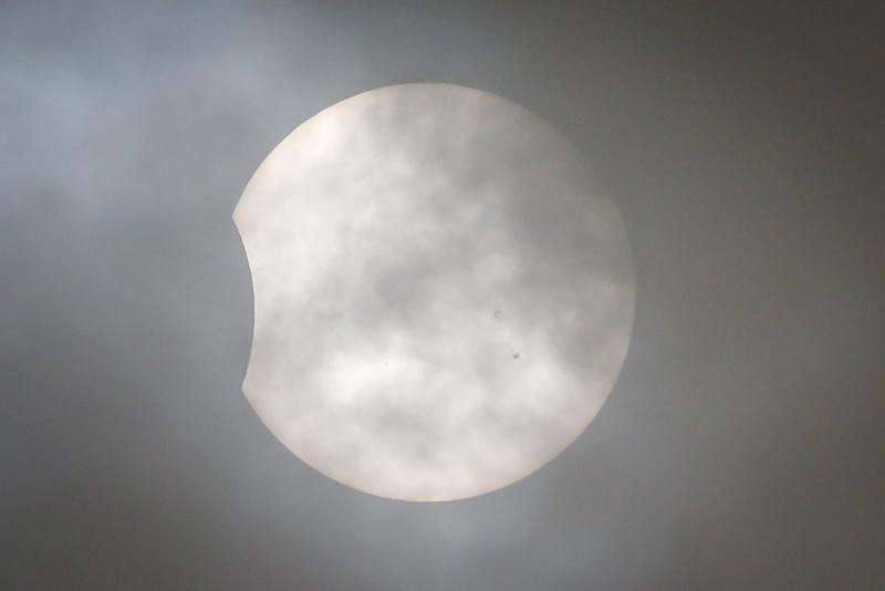 罕见混合日食奇观 澳洲印尼民众大饱眼福