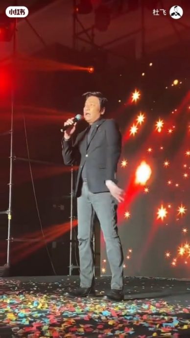 罗嘉良商演凸腩逼爆西装 网叹老了失去明星相