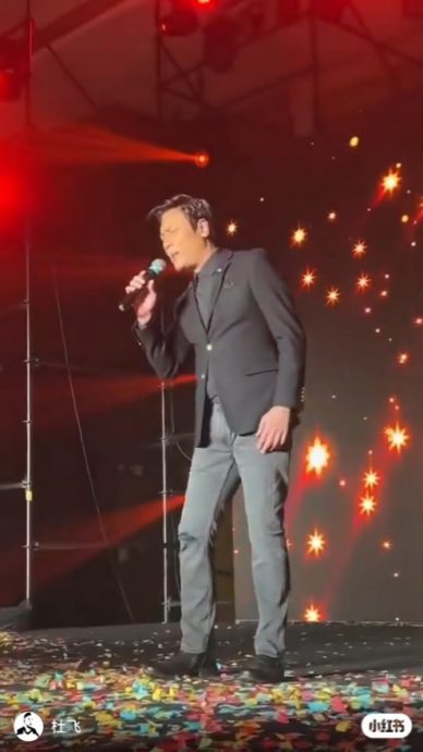 罗嘉良商演凸腩逼爆西装 网叹老了失去明星相