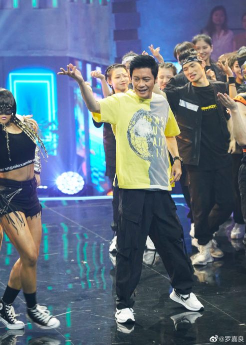 罗嘉良商演凸腩逼爆西装 网叹老了失去明星相