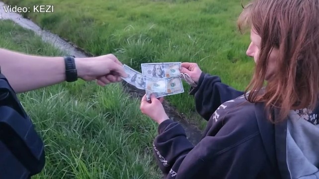 美国男子掏空家族银行帐户 公路驾车狂撒88万“送幸福”