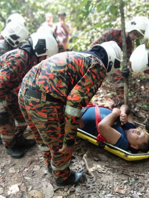 胖男登山跌断脚骨 劳动8消拯员抬下