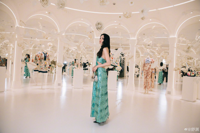 舒淇化身绿色“美人鱼” 同框肖战网呼“梦回燃烧吧少年”