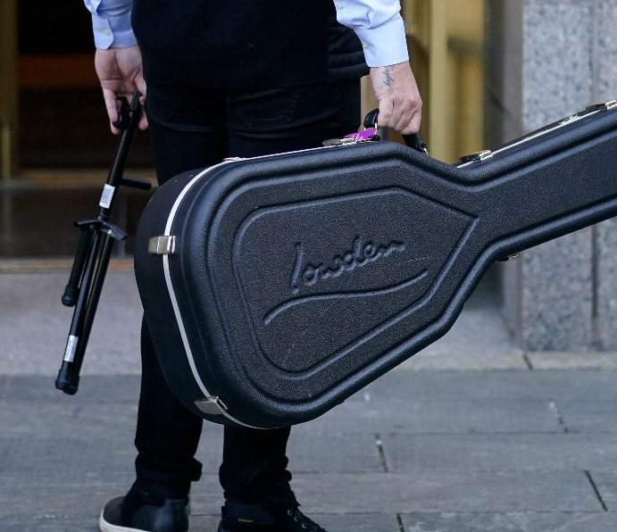 艾德希兰法院开唱！  出庭自弹自唱撇抄袭