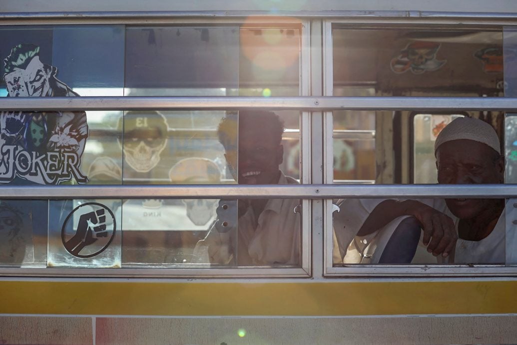 苏丹战火不息首都街头死尸遍布 民众乘车或徒步逃离