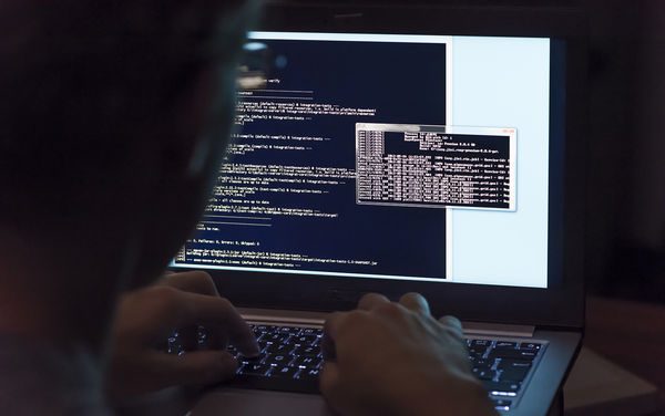 英男骇入39国772摄影机！47女“点一连结就沦陷”脱衣上床全看光 