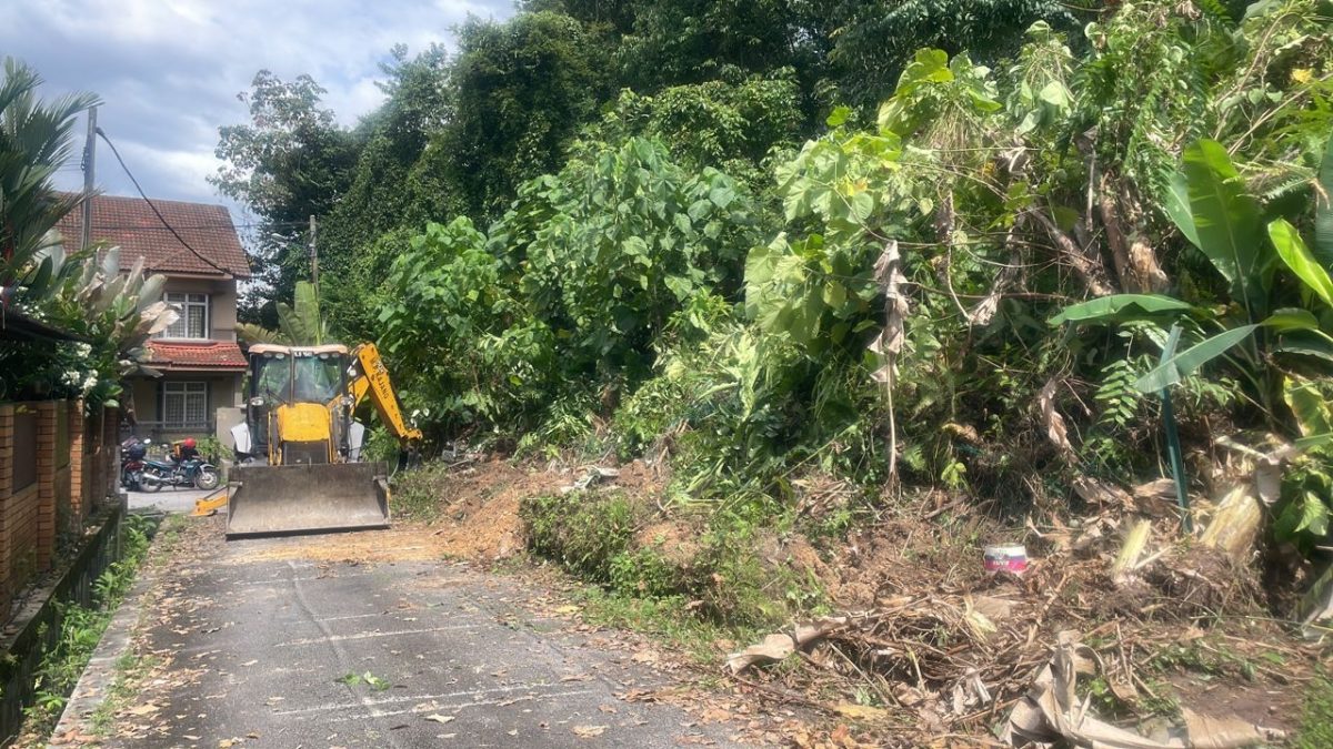 蕉赖皇冠城第3区英雄路32/3旁 斜坡土崩抢修完工 