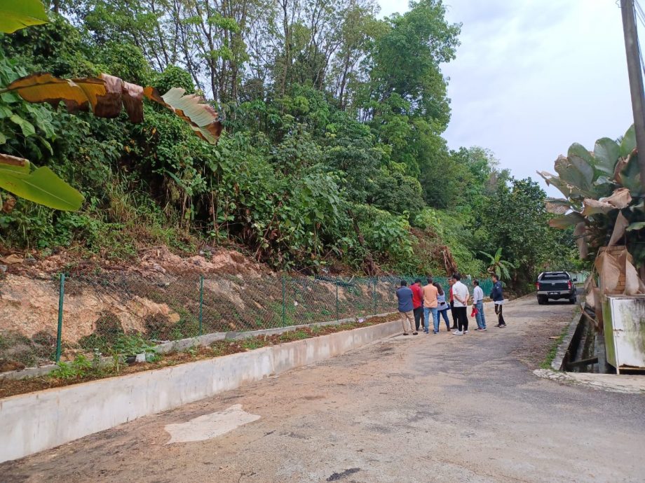 蕉赖皇冠城第3区英雄路32/3旁 斜坡土崩抢修完工
