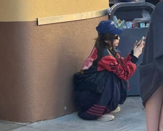 虞书欣美式复古辣妹装扮　蹲垃圾桶旁滑手机全被拍	