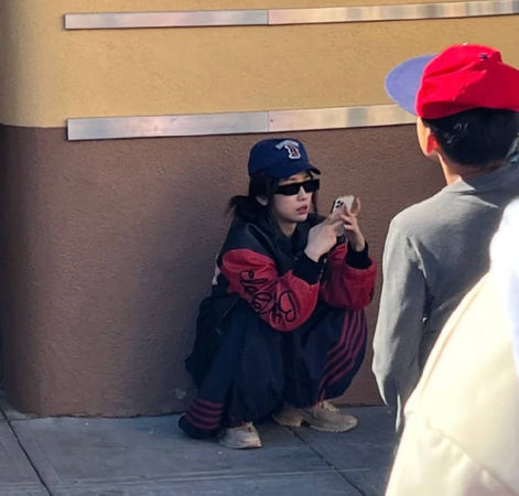 虞书欣美式复古辣妹装扮　蹲垃圾桶旁滑手机全被拍	